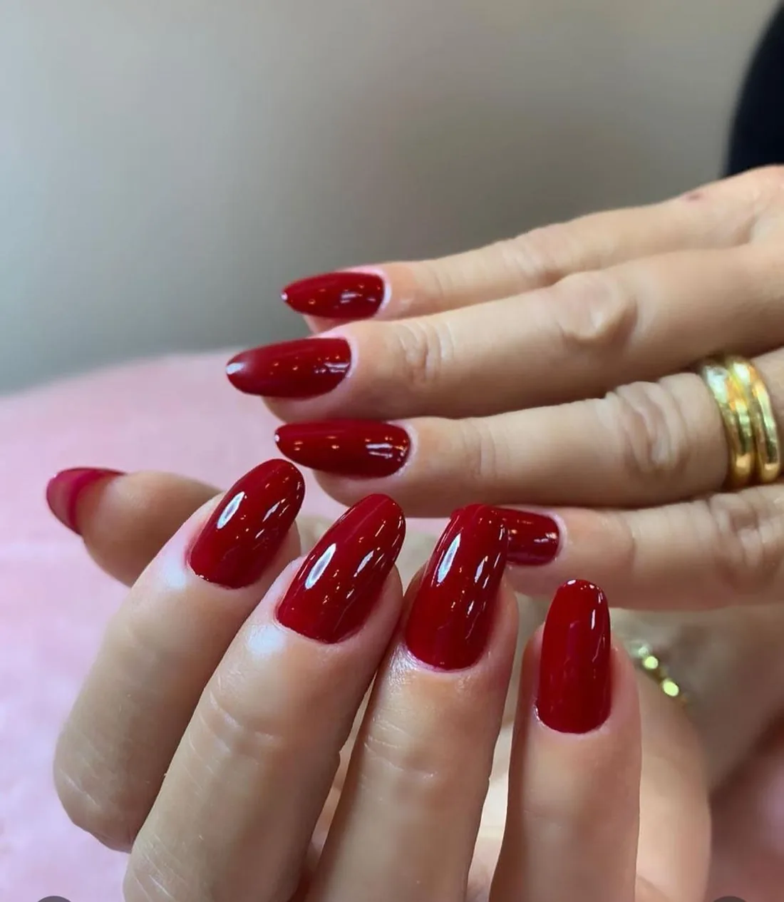 Unhas vermelhas com acabamento brilhante