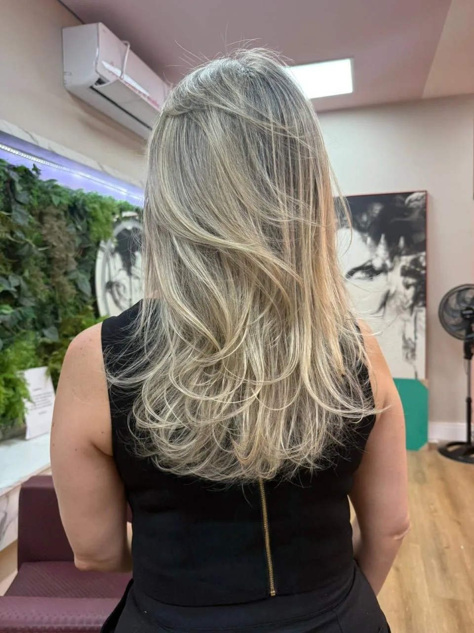 Cabelo loiro com corte em camadas