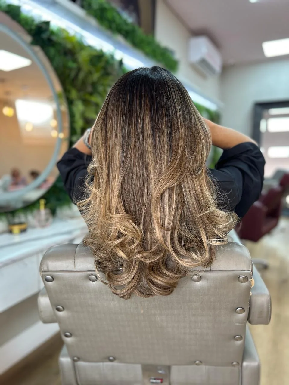 Cabelo com mechas e finalização ondulada