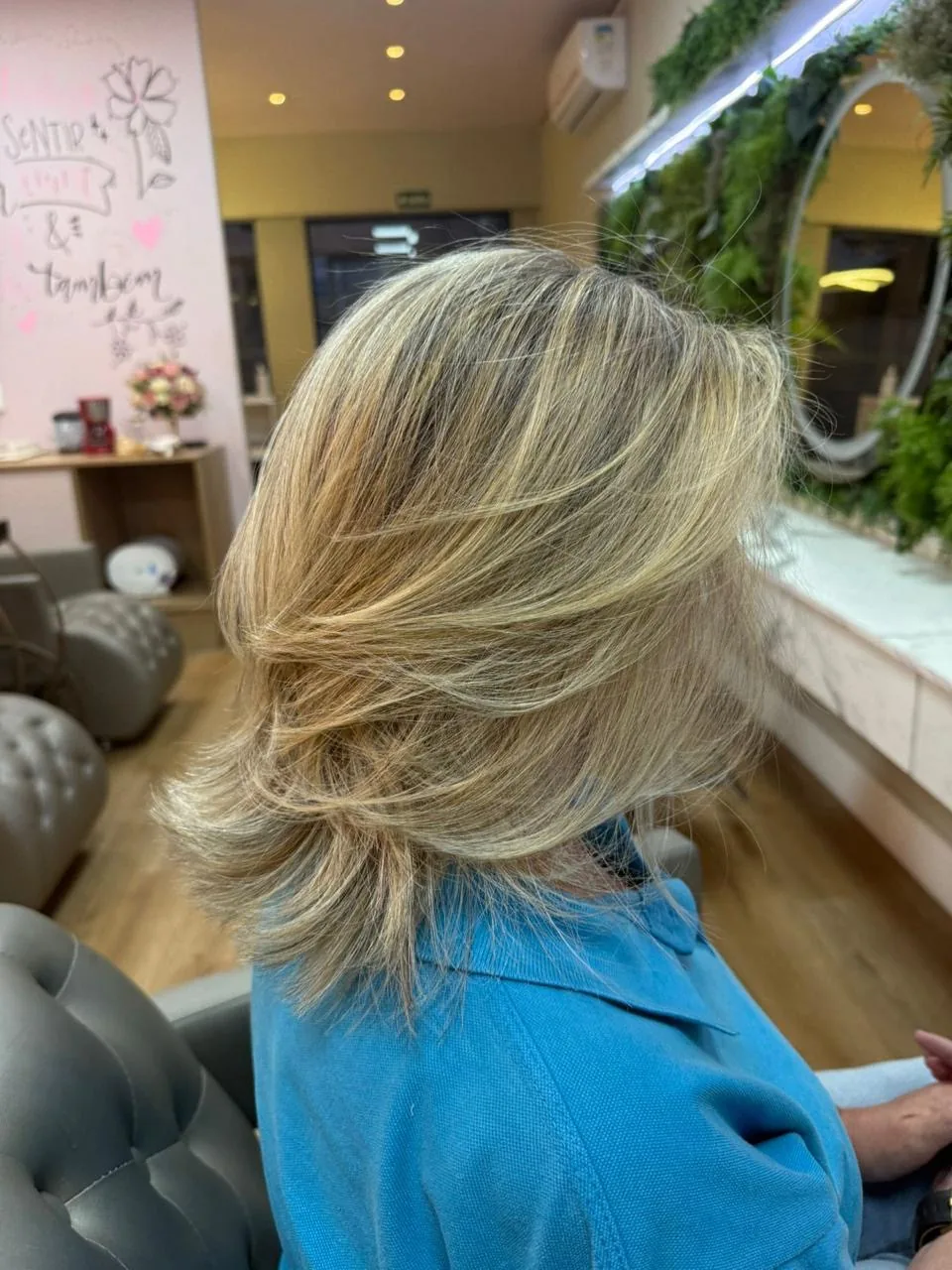 Cabelo loiro curto com movimento