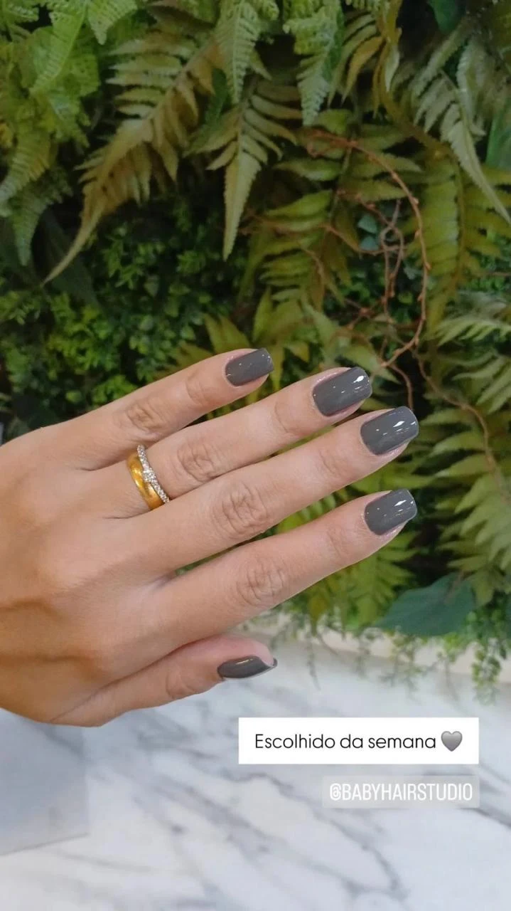 Unhas cinza com acabamento brilhante